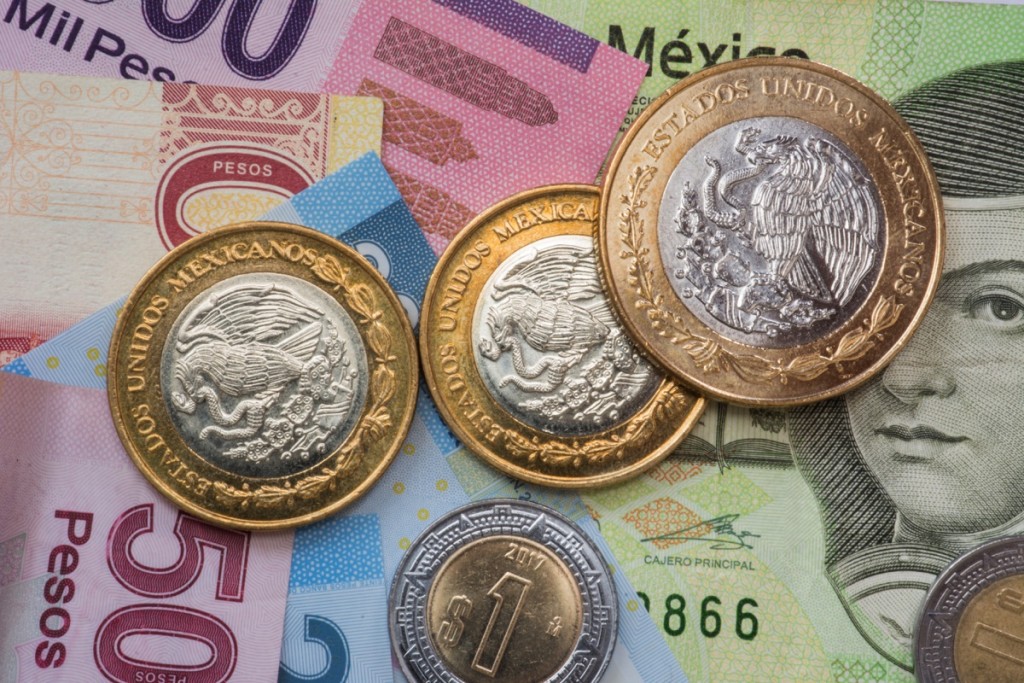 Grupo de monedas y billetes mexicanos