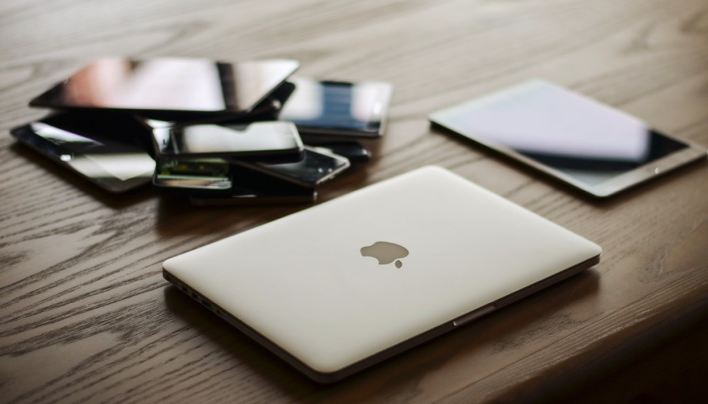Escritorio con smartphones y laptop mac