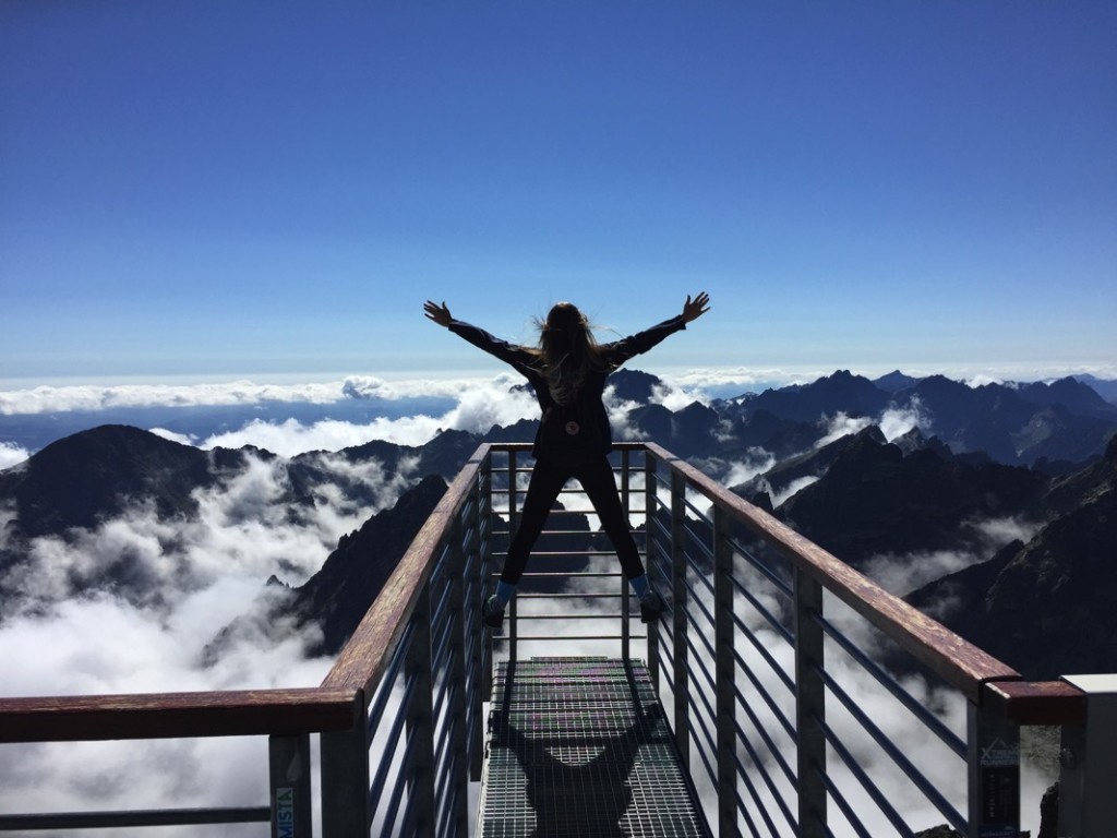 Mujer en la cima de una montaña