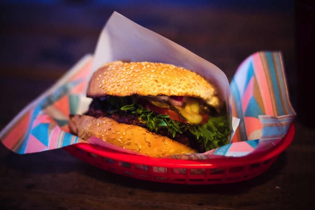 Hamburguesa con carne y lechuga servida en una canasta