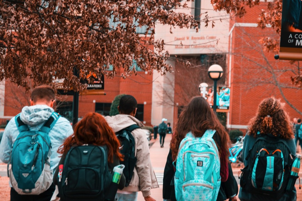 Grupo de estudiantes yendo a la universidad